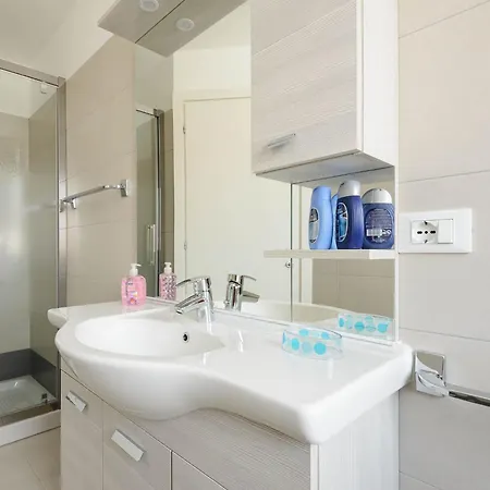 Renovated Flat In Lignano Center דירה *